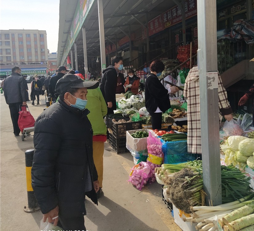 圖為：市民在北園春市場(chǎng)購(gòu)買蔬菜_副本.jpg