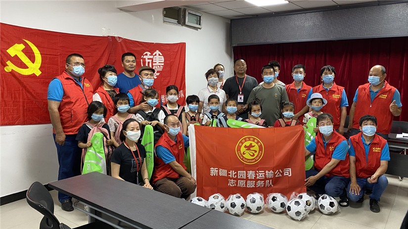 圖為：社區(qū)領導及工作人員、北園春志愿服務隊員代表與11名孩子和家長留影_副本.jpg